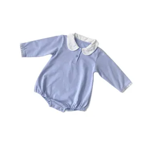 Mameluco azul claro de manga larga para bebé niña con cuello bordado blanco y botones bonitos.