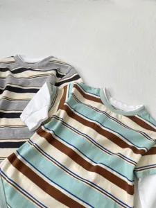 Detailansicht des gestreiften Baby Langarm Stramplers im modernen Fake-Zweiteiler-Stil.