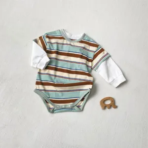 Baby Langarm gestreifter Romper, süßer Fake-Zweiteiler Body, bequeme Kleinkinder Kleidung.