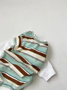 Süßer gestreifter Langarm Baby Body mit Fake Zweiteiler Design für den Frühling im Detail.