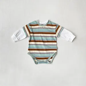 Detailansicht des gestreiften Baby-Langarmstramplers mit feiner Stoffstruktur und Knöpfen.
