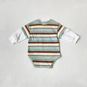 Süßer gestreifter Langarm-Body für Babys, Fake-Zweiteiler Strampler Detailansicht.