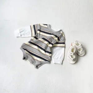 Baby gestreifter Langarm Strampler Kleinkind Fake Zweiteiler Body Detailansicht für Frühlingsmode.