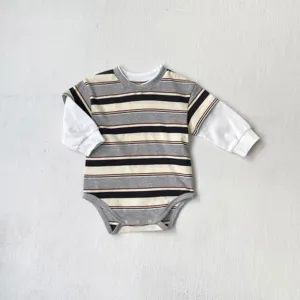 Baby gestreifter Fake-Zweiteiler Langarm Body Detailansicht, weicher Säuglingsstrampler.