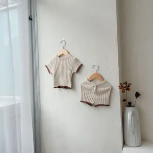 Ensemble pull d'été pour bébé avec haut à manches courtes et short à bords contrastés.