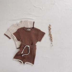 Ensemble tricoté été bébé haut manches courtes et short avec détails contrastés.