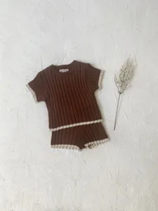 Ensemble tricoté bébé haut manches courtes et short, tenue d'été douce marron à bordure contrastée.