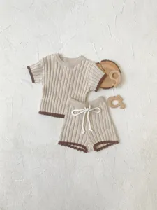 Ensemble d'été en tricot doux pour bébé avec haut à manches courtes et short assorti.