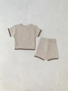 Ensemble tricoté bébé été haut manches courtes et short bordure contrastée détail