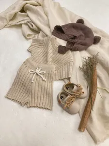 Ensemble tricoté bébé haut manches courtes short bonnet chaussures vue de détail douce.