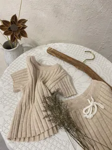 Ensemble pull et short d'été bébé en tricot beige ensemble décontracté pour nourrisson côtelé
