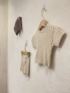 Détails de l'ensemble d'été en tricot léger pour bébé avec haut à manches courtes et short assorti.
