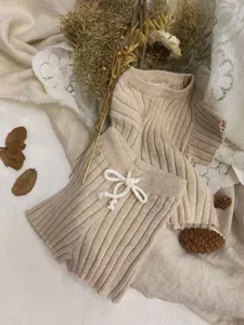 Ensemble pull tricoté et short bébé été, tissu côtelé doux, tenue confortable pour nouveau-né.
