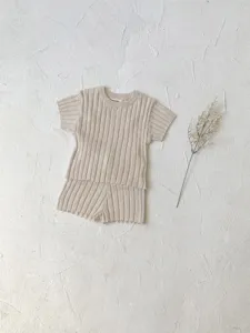 Vue détail ensemble haut manches courtes et short en tricot pour bébé, doux été vêtements enfants.