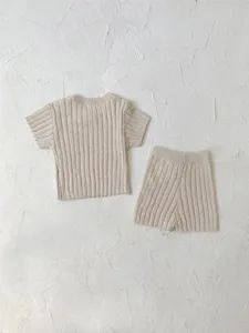 Détail ensemble haut short manches courtes tricot bébé, tissu côtelé, doux et confortable.