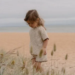 Ensemble de vêtements d'été en tricot pour bébé pull manches courtes et short casual.