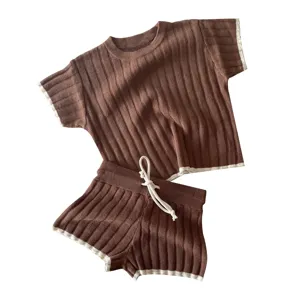 Ensemble pull d'été bébé haut manches courtes et short avec bordure contrastée pour tout-petit.