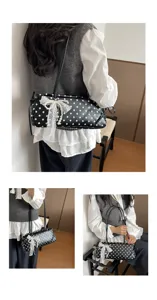 Borsa a tracolla alla moda con pois e delicato dettaglio di fiocco in pizzo e perle.
