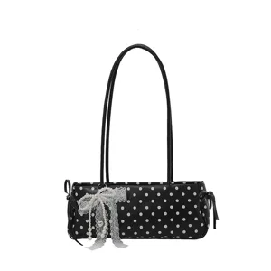 Borsa a tracolla chic a pois neri e bianchi con elegante ciondolo fiocco in pizzo e perle.