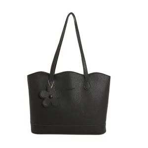 Elegante borsa tote nera in ecopelle per donna, borsa a spalla minimalista con ciondolo floreale.