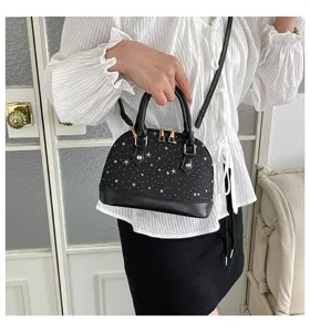 Sac à main bandoulière noir avec motif d'étoiles, élégant sac fourre-tout pour femme.
