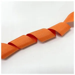 Détail de sangle en nylon orange, matériau durable pour accessoires de bagages.