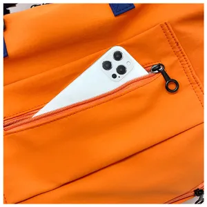 Détail de la poche zippée avant du sac de voyage pour un rangement pratique téléphone.