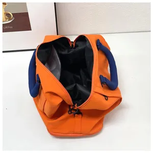 Vue détaillée du grand sac de voyage avec compartiment intérieur spacieux et poignées bleues.