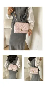 Vista dettagliata della borsa a tracolla trapuntata rosa da donna, borsa casual retro.