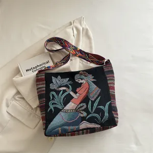 Gewebte Umhängetasche im Ethno-Stil, Detailansicht mit traditionellem Figuren- und Blumenmuster.
