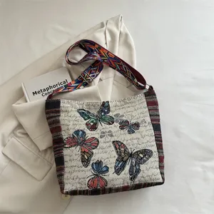 Detailansicht der ethnischen Segeltuch-Umhängetasche mit bunten Schmetterlingsmustern.