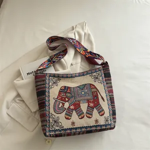 Ethno Stil Canvas Umhängetasche mit buntem Gurt und traditionellem Elefanten Stickerei Design.