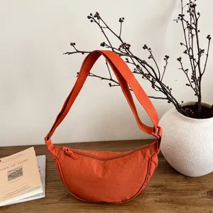 Borsa a tracolla a mezzaluna in nylon arancione, borsa casual minimalista per tutti i giorni.