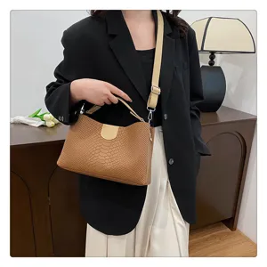 Nahaufnahme der Vintage Krokodilmuster Handtasche mit kontrastierender Klappe, stilvoll.