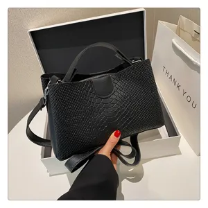 Schwarze Kroko-Optik Umhängetasche, vintage Handtasche mit Griff für stilvolle Damen im Alltag.