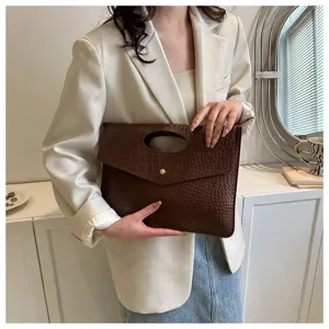 Elegante borsa pochette marrone con motivo coccodrillo e manico per la moda quotidiana.
