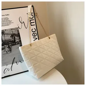 White quilted shoulder bag detail, stylish gold chain strap, elegant texture and large capacity.