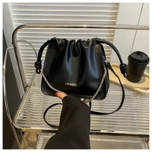 Elegante borsa a secchiello plissettata in ecopelle nera con catena per uso quotidiano.