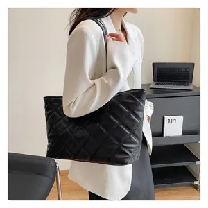 Classic black quilted tote bag for women, large capacity stylish shoulder bag for daily use.