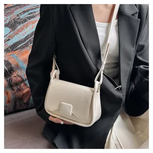 Sac à bandoulière minimaliste et chic pour femme en cuir blanc cassé avec détail de nœud.
