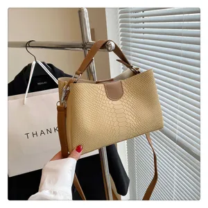 Detailansicht der Damen Vintage Kroko-Muster Farbkombination Handtasche Umhängetasche.