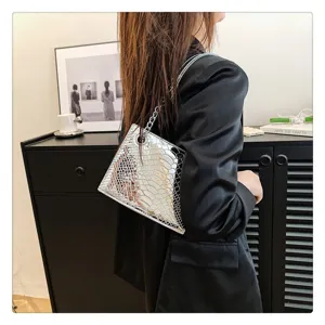 Sac bandoulière triangulaire à chaîne en crocodile métallique argenté accessoire de mode chic
