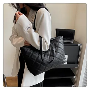 Explore this chic large capacity quilted tote bag, perfect for casual daily commuting.