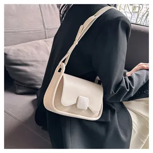 Vue de détail d'un sac porté épaule chic en cuir PU beige avec rabat, dans un cadre de vie.