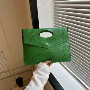 Borsa pochette con motivo coccodrillo verde dettaglio, elegante borsa in pelle PU con manico.