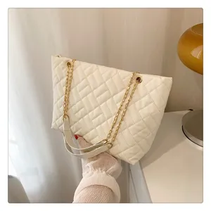 White quilted chain tote bag for women, stylish large capacity shoulder bag for daily use.