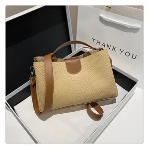 Detailansicht der stilvollen Damen Handtasche mit retro Krokomuster und schickem Farbmuster Design.