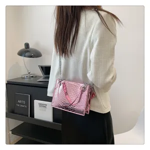 Élégant sac bandoulière chaîne femme motif crocodile cuir vernis rose tendance