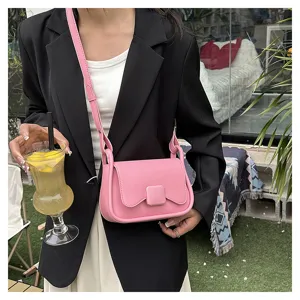 Détail de sac porté épaule rose, design élégant, accessoire polyvalent pour tous les jours.