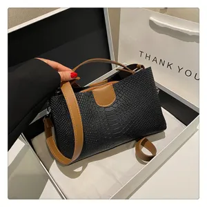 Diese Detailansicht zeigt die schicke Damenhandtasche mit modischem Kroko-Muster.